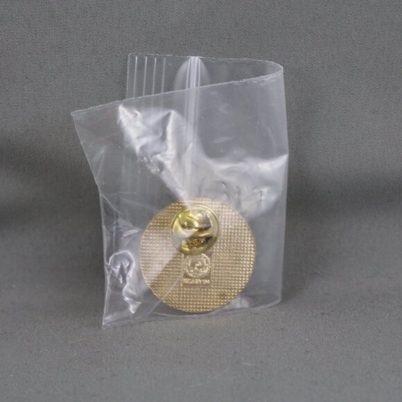 Boston Red Sox Pin (VTG) - Team Logo on White - Stamped Pin - Picture 2 of 3